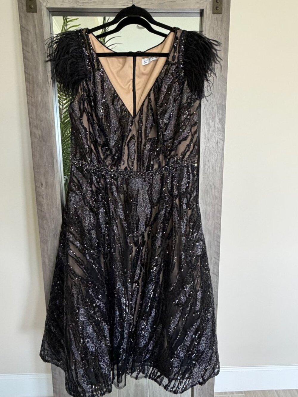 Mac Duggal 79339 Feather Embellished Formal Dress EUC Wedding Guest Gown - Picture 11 of 12